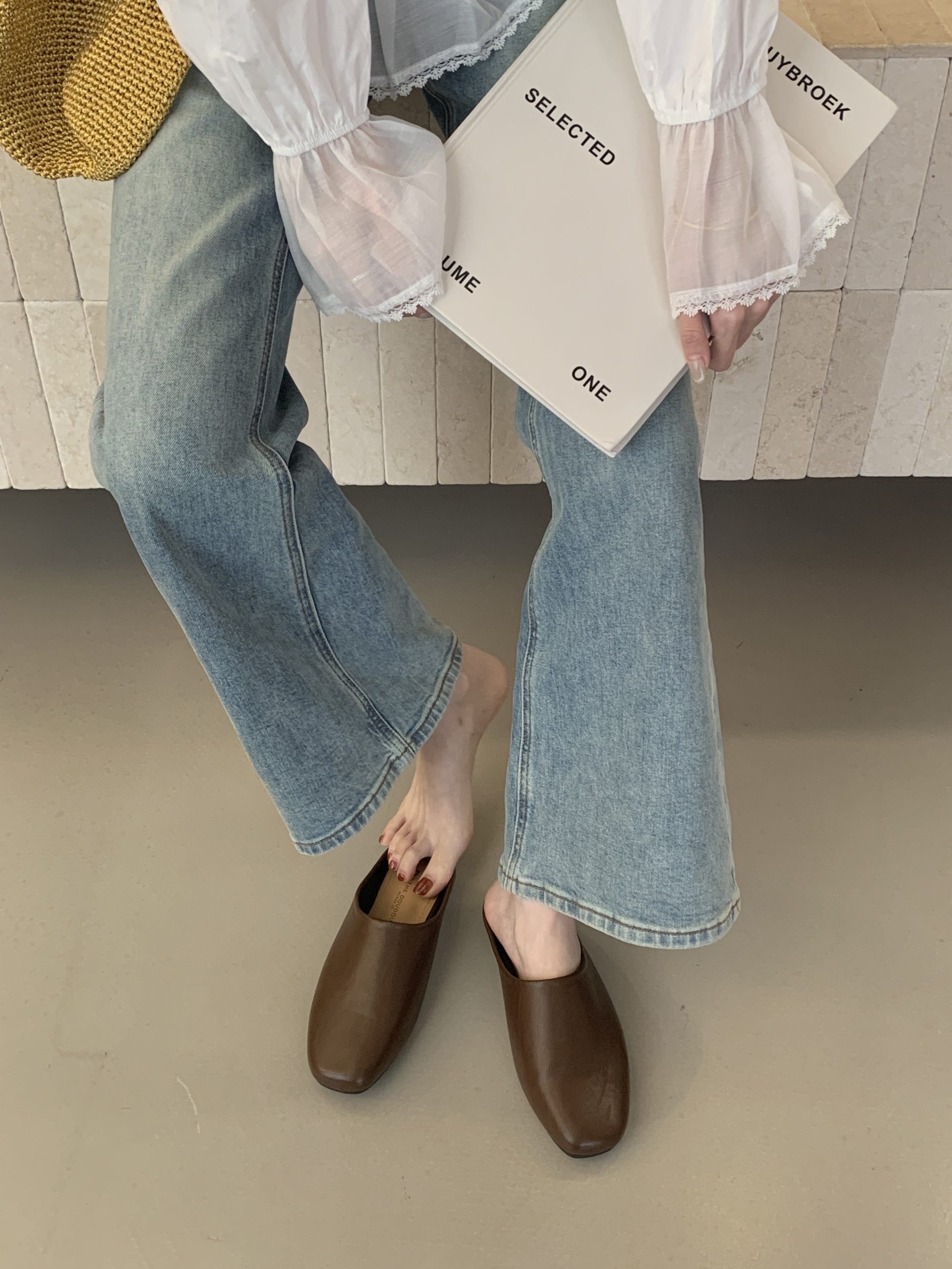 Women's Soft Slippers Summer Outdoor Flat Mules with Covered Toe - Image 2